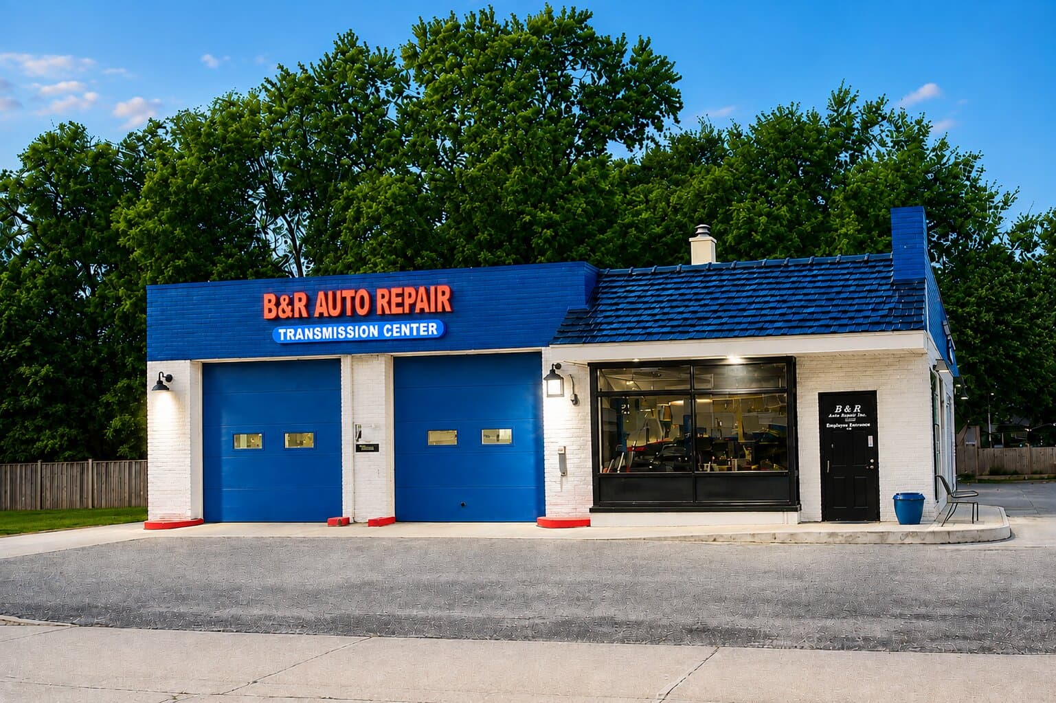 Fachada de B&R Auto Repair en Crystal, MN, letrero rojo y azul